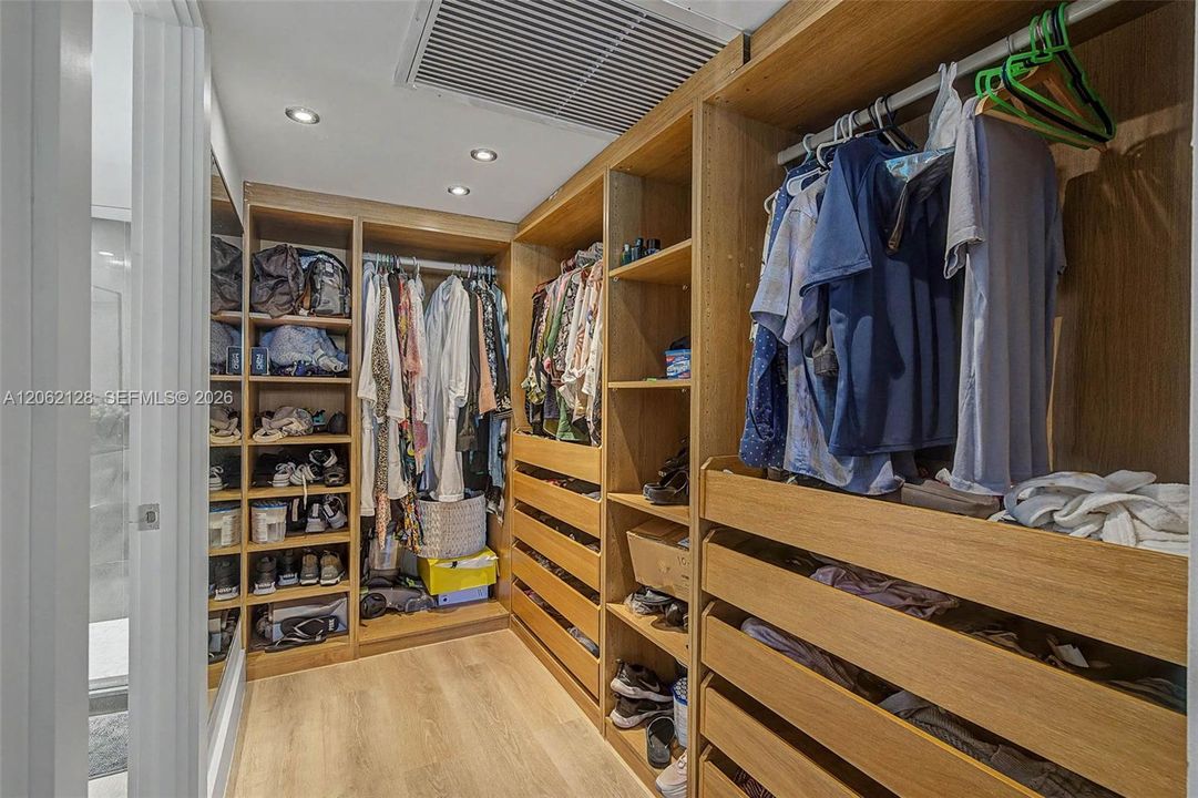 В аренду: $3,300 (2 спален, 2 ванн, 1048 Квадратных фут)