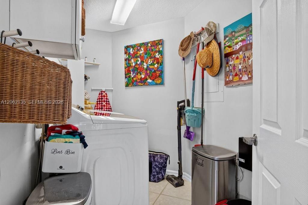 En Venta: $895,000 (3 camas, 2 baños, 1978 Pies cuadrados)