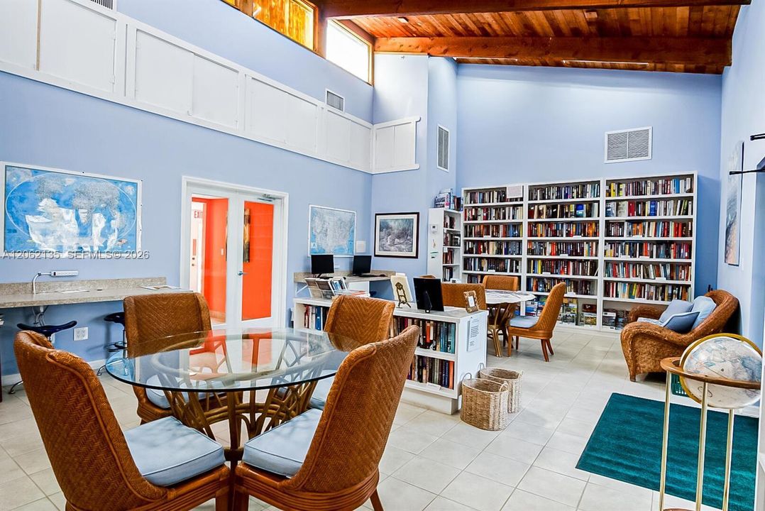 En Venta: $895,000 (3 camas, 2 baños, 1978 Pies cuadrados)