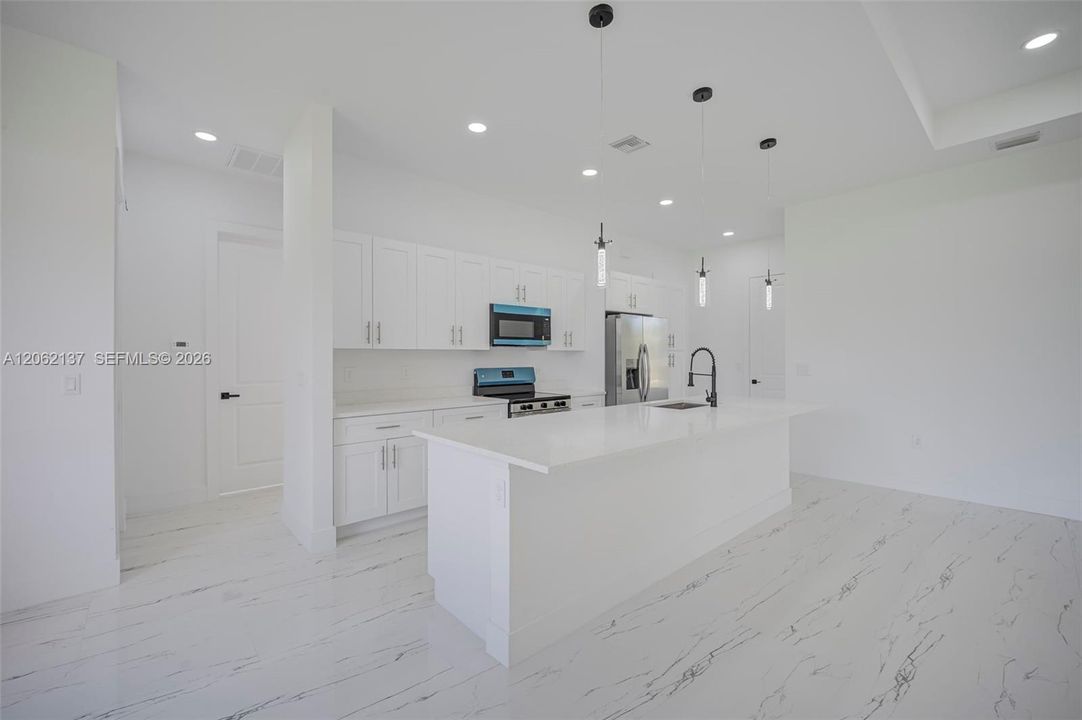 На продажу: $329,999 (3 спален, 2 ванн, 1603 Квадратных фут)