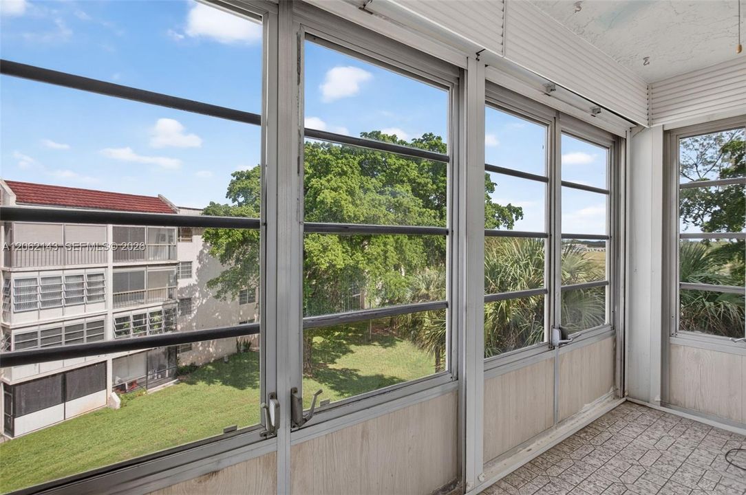 For Sale: $124,900 (2 beds, 2 baths, 1162 Square Feet)