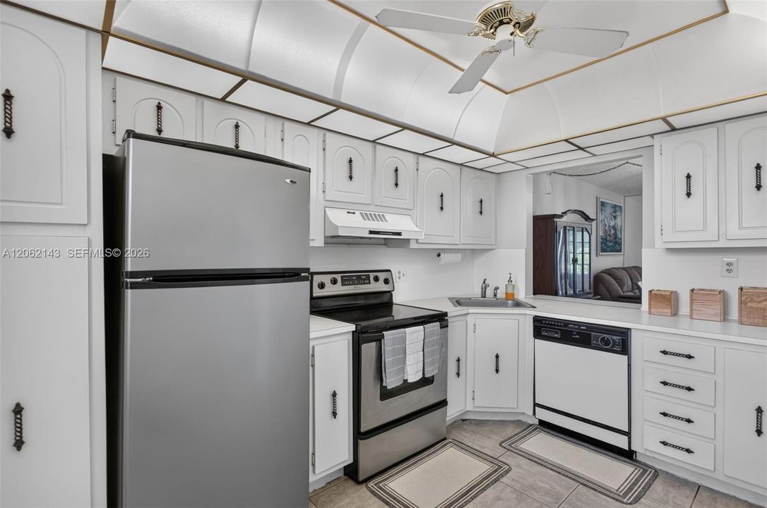 For Sale: $124,900 (2 beds, 2 baths, 1162 Square Feet)