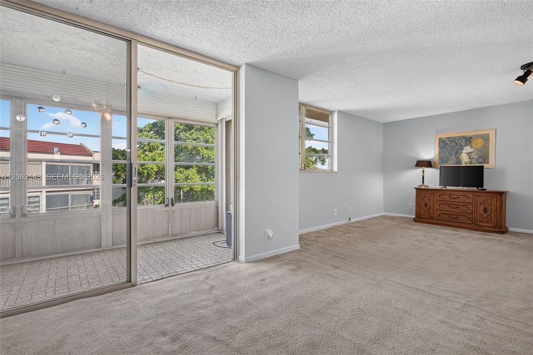 For Sale: $124,900 (2 beds, 2 baths, 1162 Square Feet)