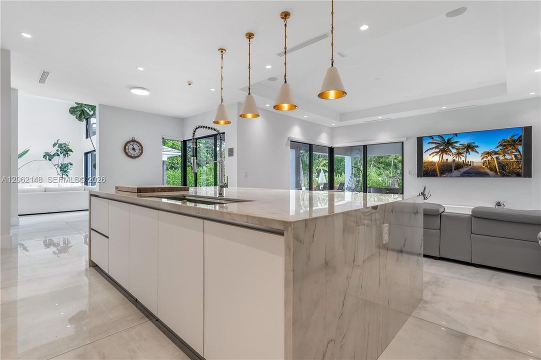 На продажу: $5,495,999 (6 спален, 6 ванн, 5759 Квадратных фут)