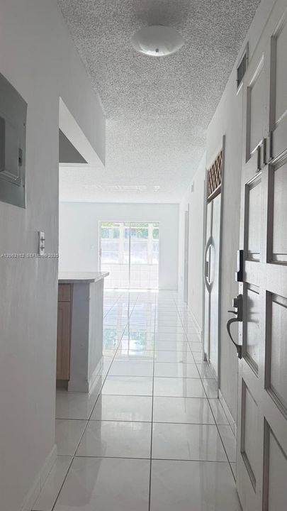 В аренду: $2,300 (2 спален, 2 ванн, 817 Квадратных фут)