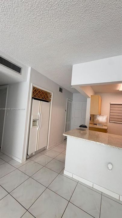 В аренду: $2,300 (2 спален, 2 ванн, 817 Квадратных фут)