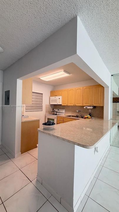 В аренду: $2,300 (2 спален, 2 ванн, 817 Квадратных фут)