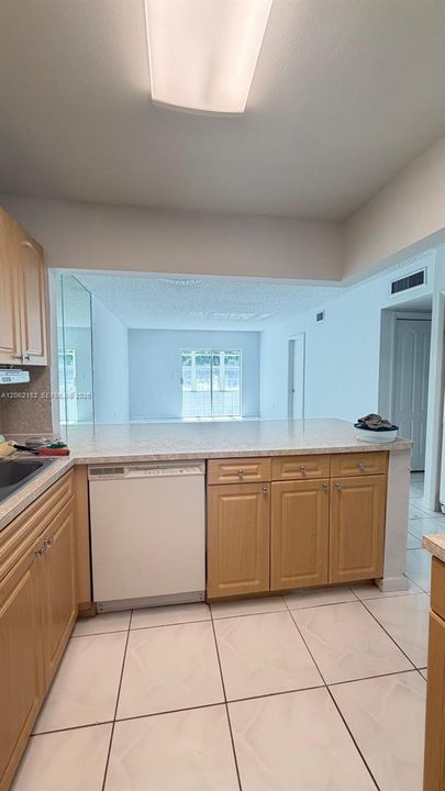 В аренду: $2,300 (2 спален, 2 ванн, 817 Квадратных фут)