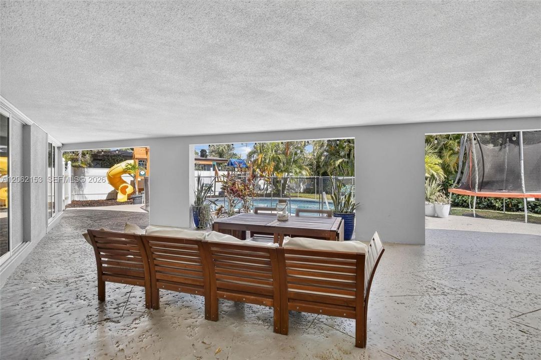 На продажу: $714,000 (4 спален, 2 ванн, 1715 Квадратных фут)