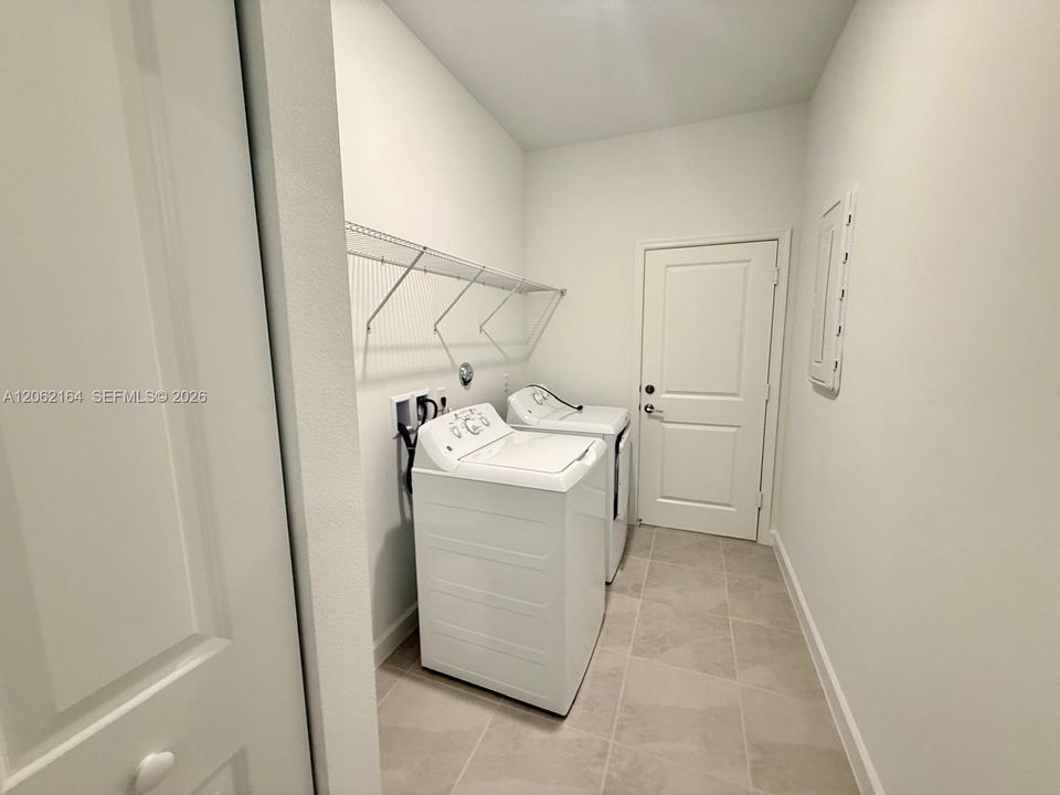 В аренду: $3,350 (3 спален, 2 ванн, 1758 Квадратных фут)