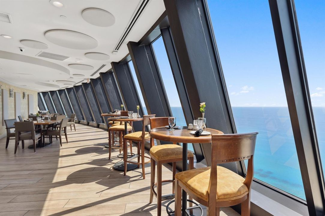 28. Marquis Lounge