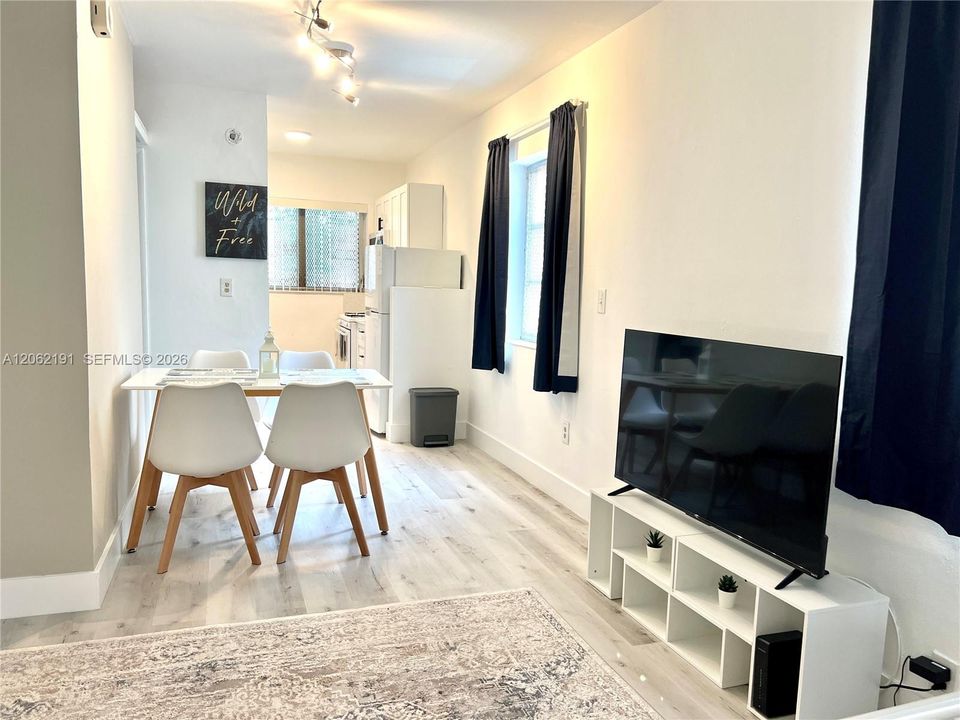 В аренду: $1,900 (0 спален, 1 ванн, 360 Квадратных фут)