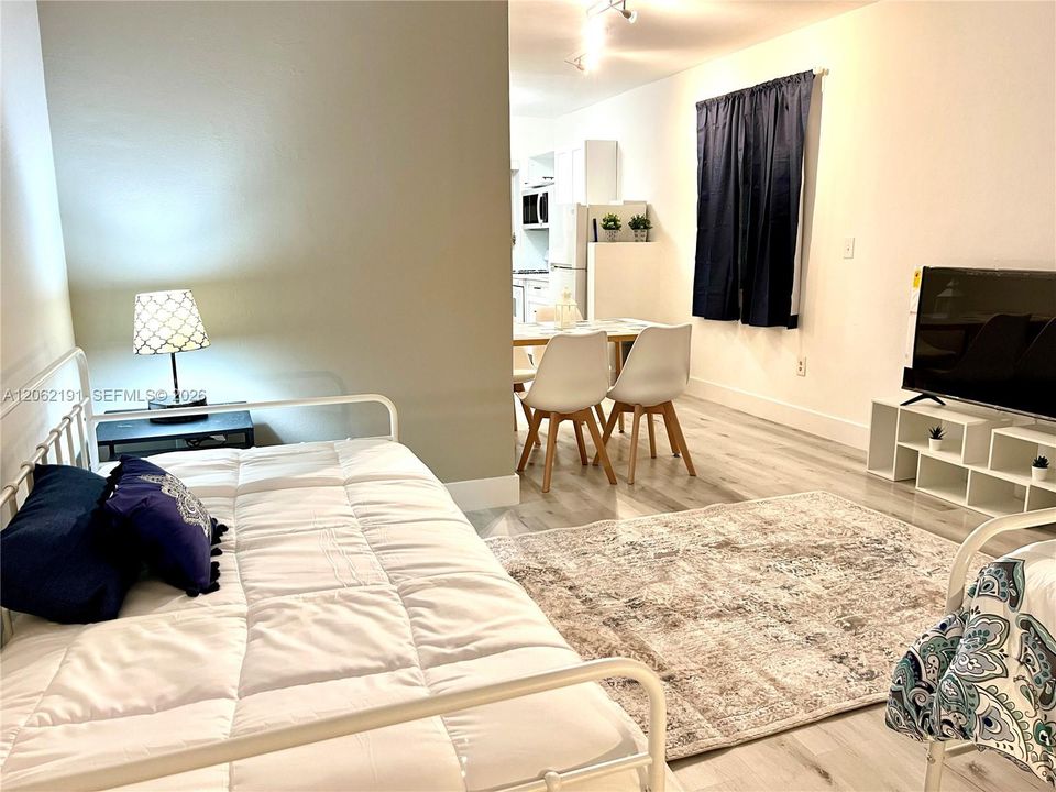 В аренду: $1,900 (0 спален, 1 ванн, 360 Квадратных фут)