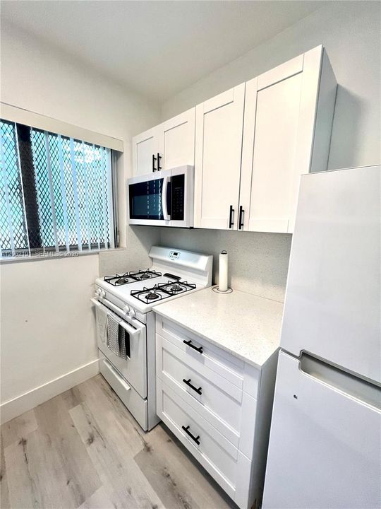 В аренду: $1,900 (0 спален, 1 ванн, 360 Квадратных фут)