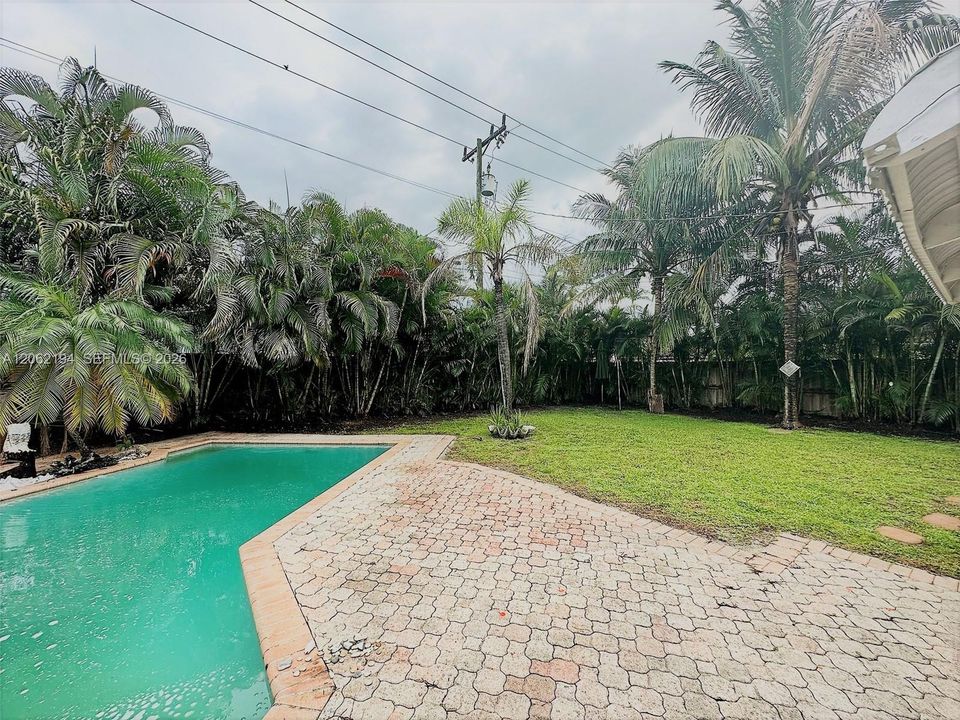 Recently Rented: $3,900 (3 beds, 2 baths, 1515 Square Feet)