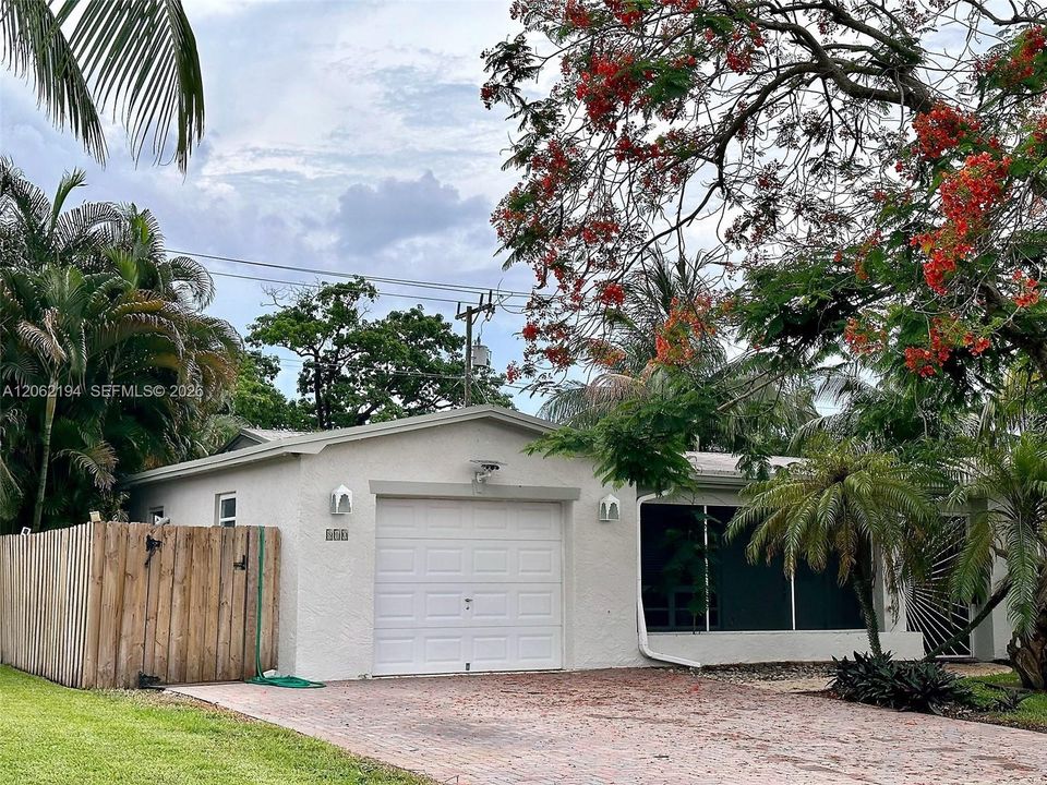 Recently Rented: $3,900 (3 beds, 2 baths, 1515 Square Feet)