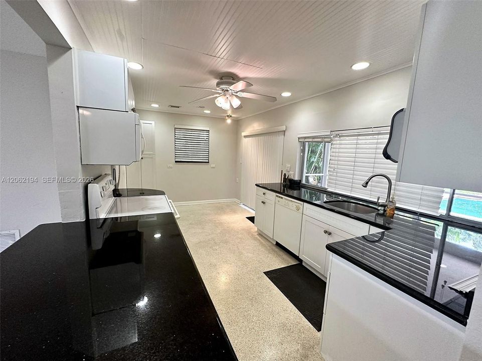 Recently Rented: $3,900 (3 beds, 2 baths, 1515 Square Feet)