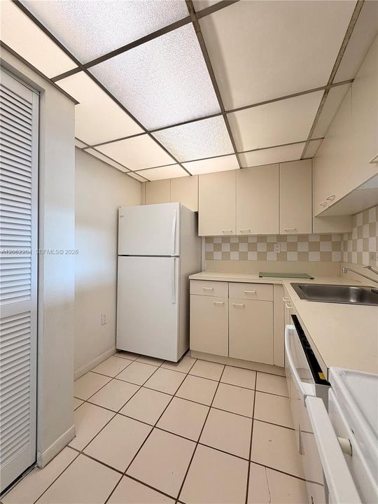 В аренду: $2,100 (2 спален, 1 ванн, 890 Квадратных фут)