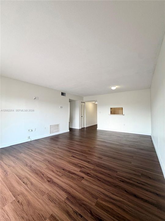 В аренду: $2,100 (2 спален, 1 ванн, 890 Квадратных фут)