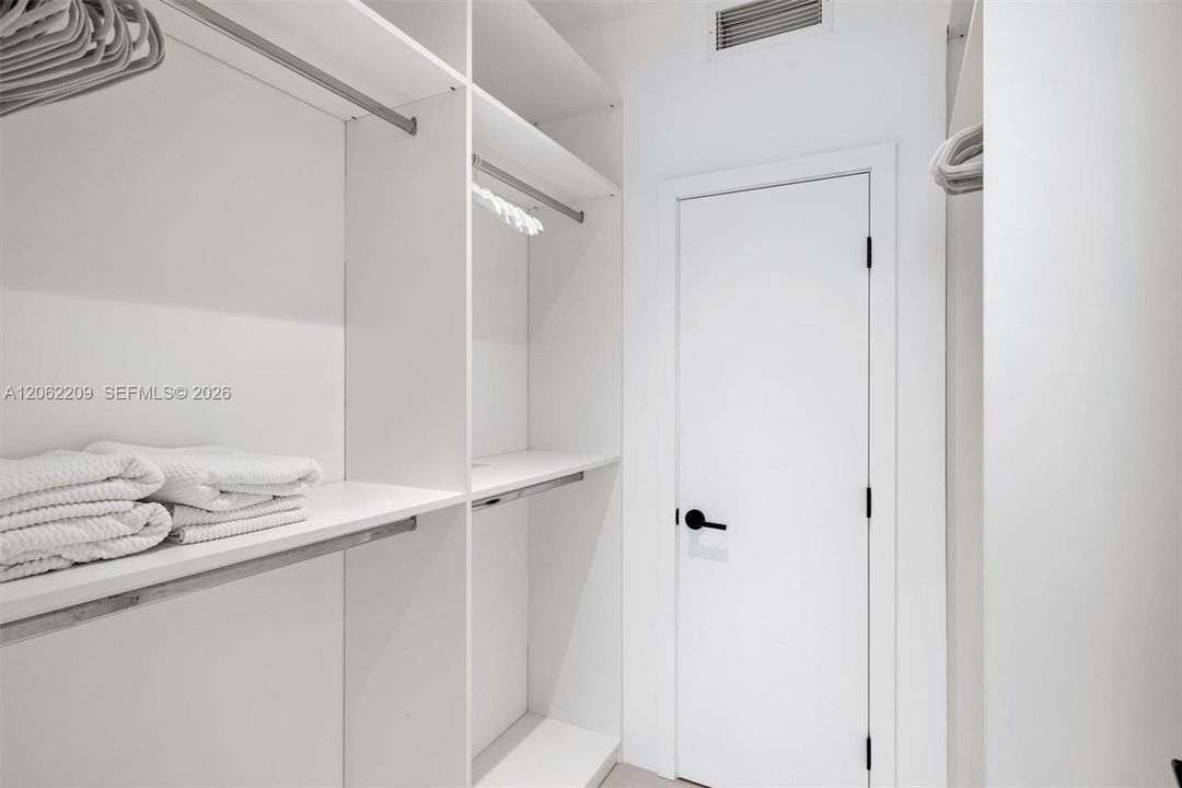 В аренду: $3,950 (1 спален, 1 ванн, 721 Квадратных фут)