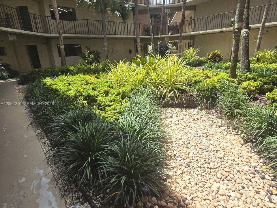 For Sale: $275,000 (2 beds, 2 baths, 965 Square Feet)