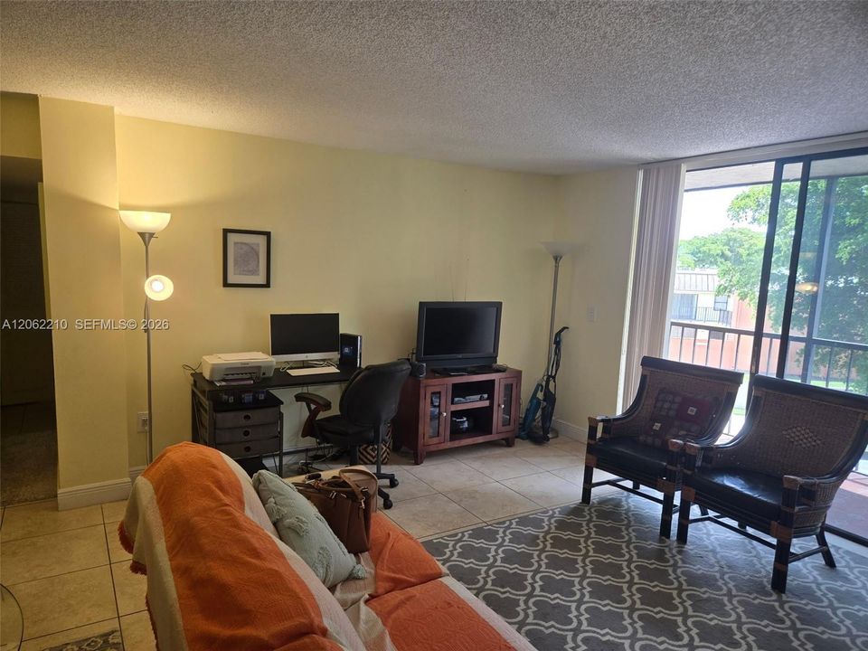 For Sale: $275,000 (2 beds, 2 baths, 965 Square Feet)