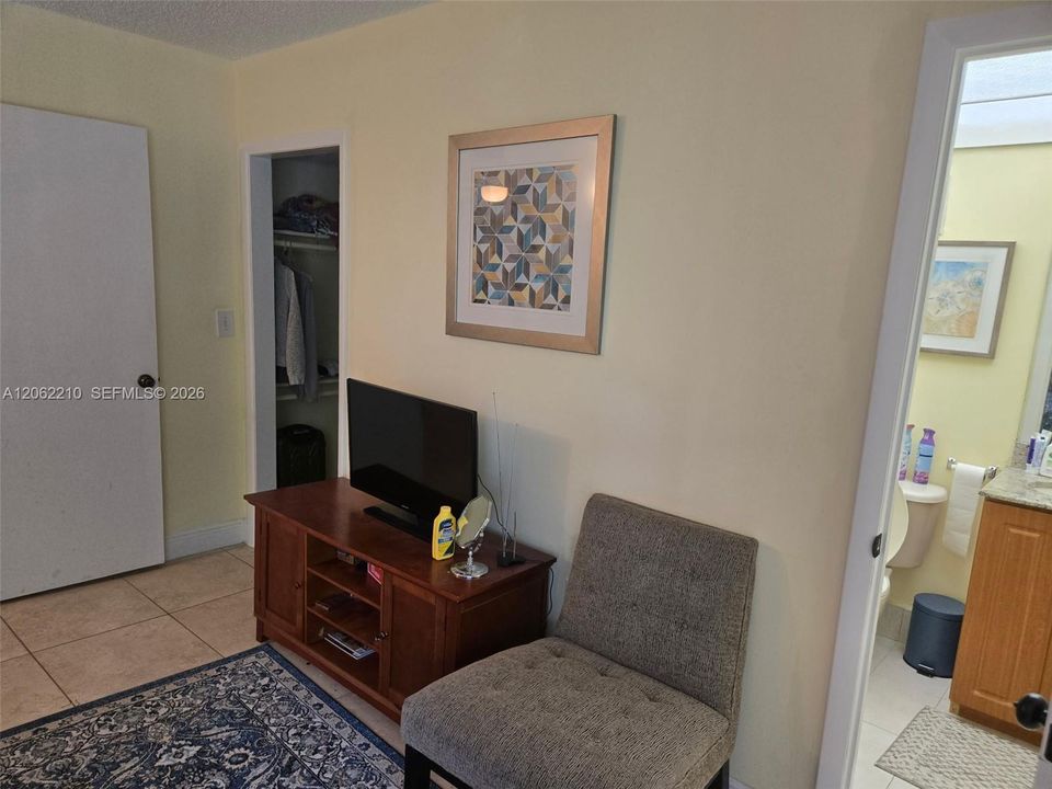 For Sale: $275,000 (2 beds, 2 baths, 965 Square Feet)