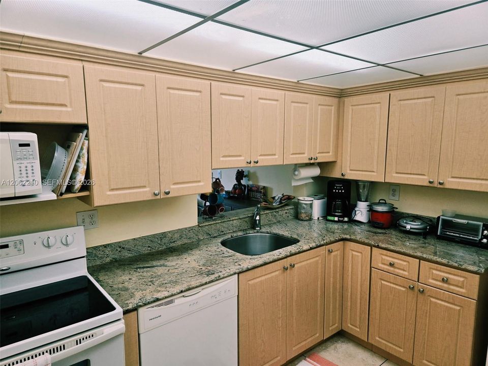 For Sale: $275,000 (2 beds, 2 baths, 965 Square Feet)