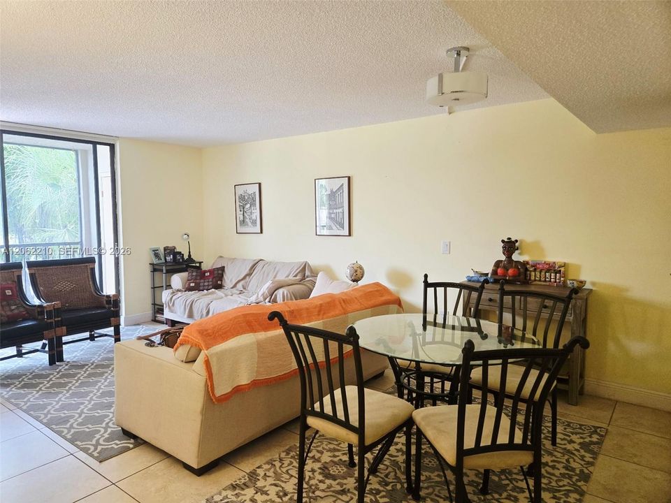 For Sale: $275,000 (2 beds, 2 baths, 965 Square Feet)