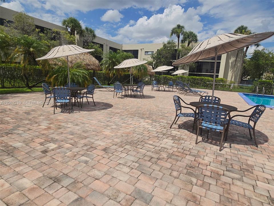 For Sale: $275,000 (2 beds, 2 baths, 965 Square Feet)