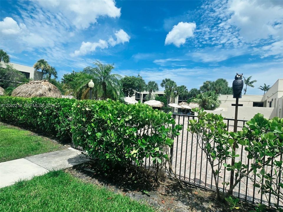 For Sale: $275,000 (2 beds, 2 baths, 965 Square Feet)