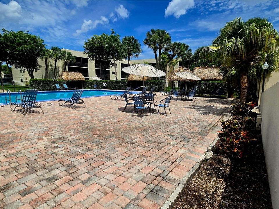 For Sale: $275,000 (2 beds, 2 baths, 965 Square Feet)