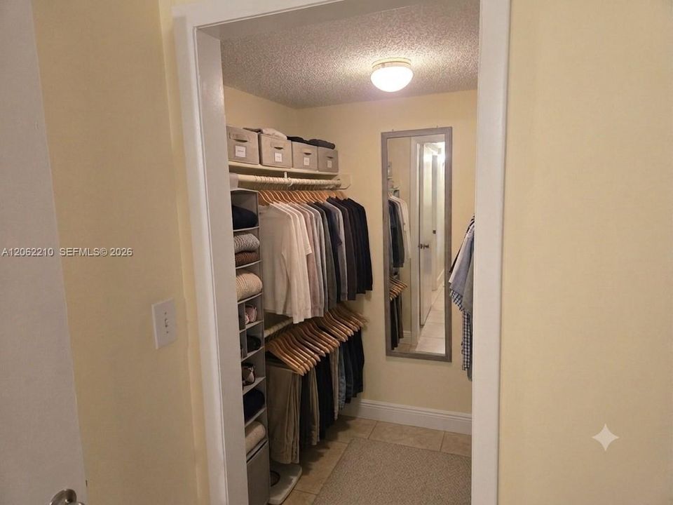For Sale: $275,000 (2 beds, 2 baths, 965 Square Feet)