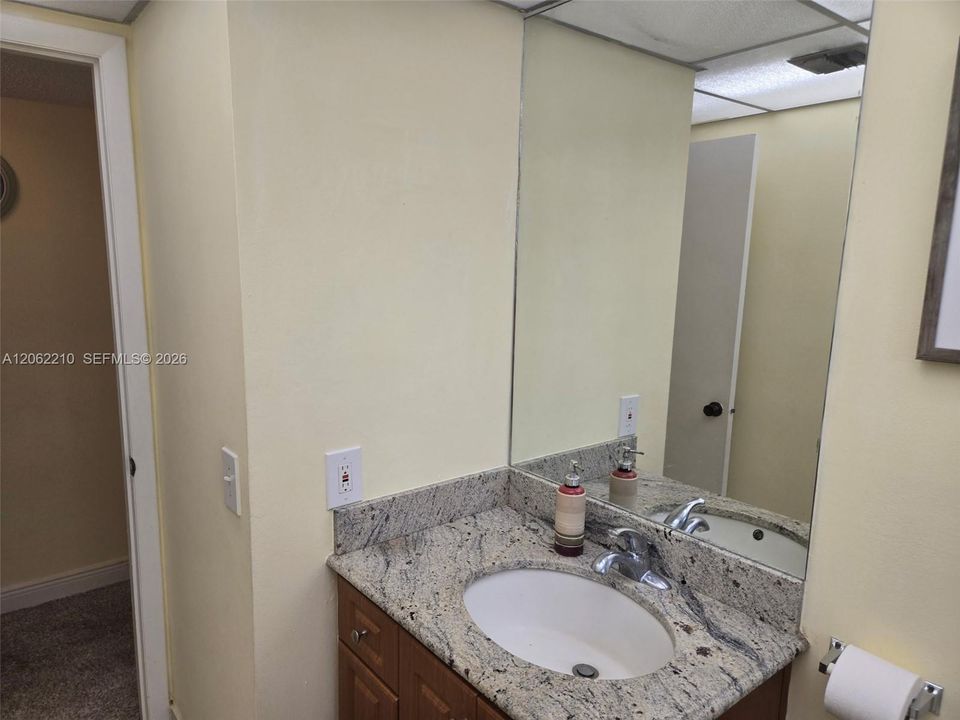 For Sale: $275,000 (2 beds, 2 baths, 965 Square Feet)