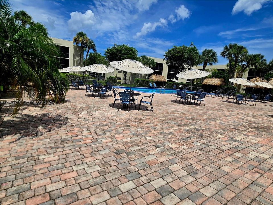 For Sale: $275,000 (2 beds, 2 baths, 965 Square Feet)