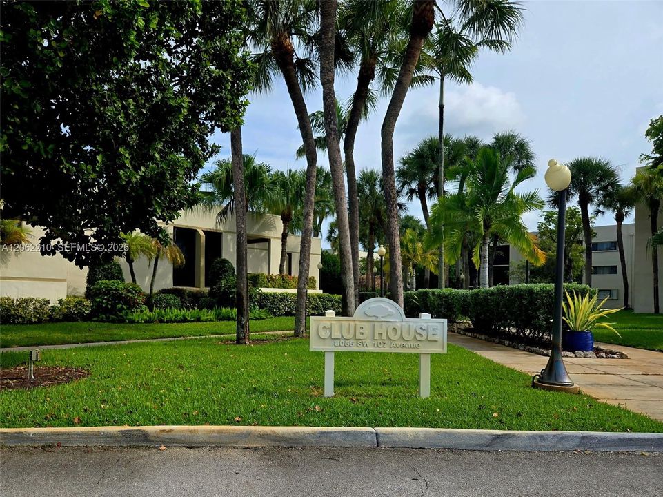For Sale: $275,000 (2 beds, 2 baths, 965 Square Feet)