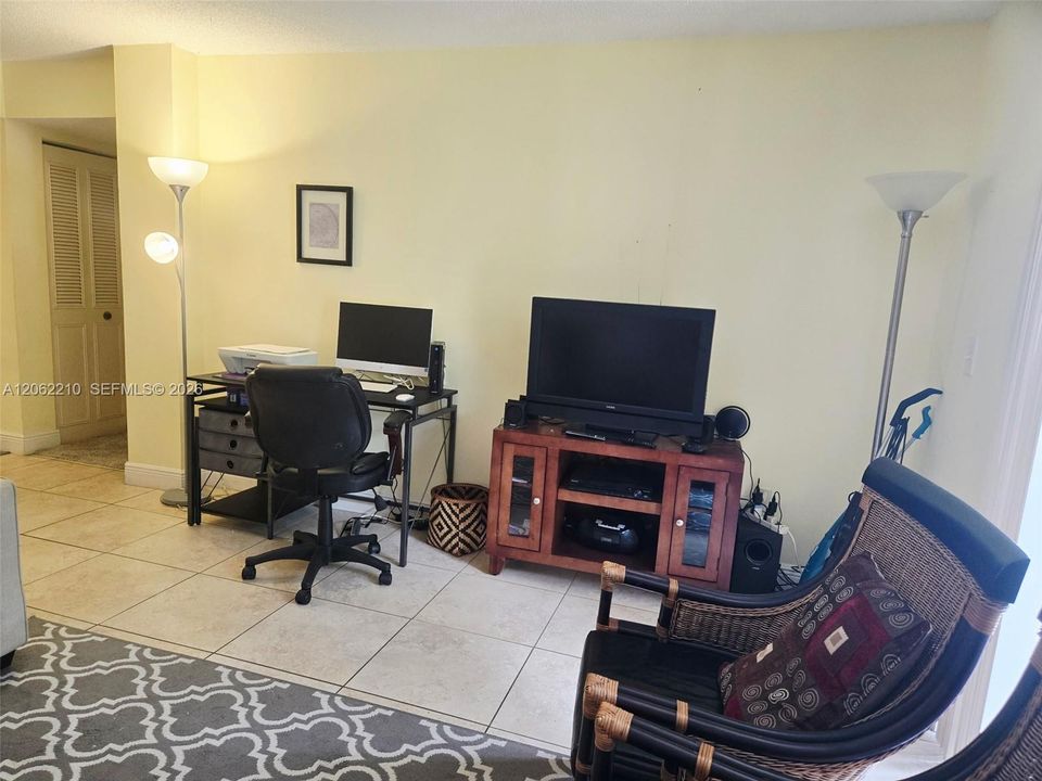 For Sale: $275,000 (2 beds, 2 baths, 965 Square Feet)