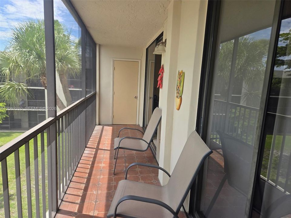 For Sale: $275,000 (2 beds, 2 baths, 965 Square Feet)