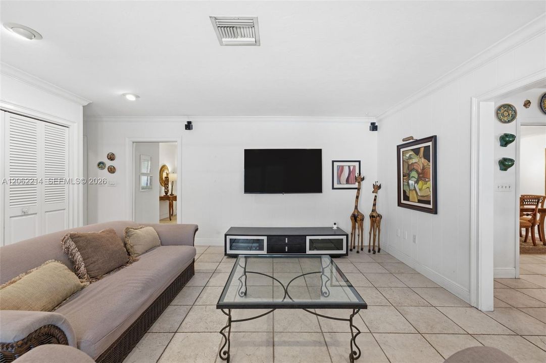 En Venta: $1,150,000 (3 camas, 2 baños, 2154 Pies cuadrados)