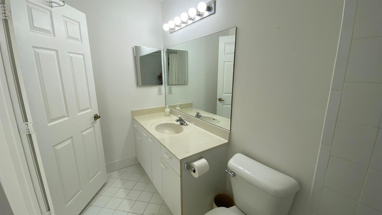 Full Bath Room 4