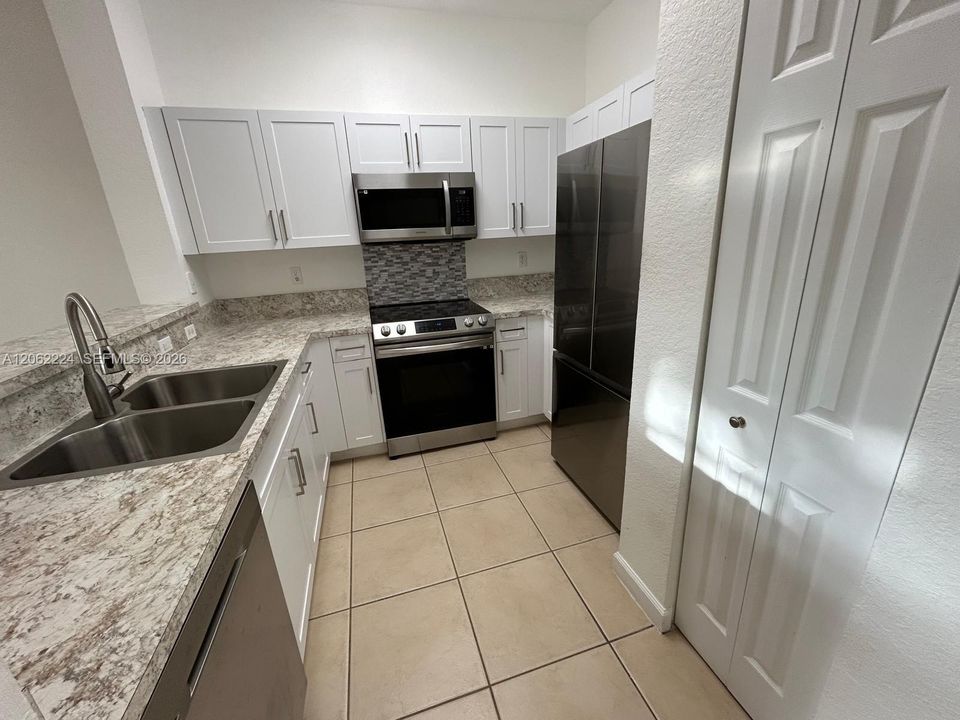 В аренду: $2,399 (3 спален, 2 ванн, 1150 Квадратных фут)