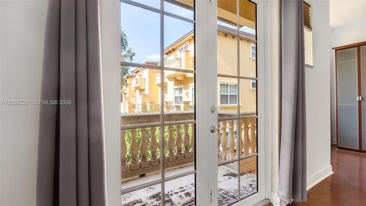 На продажу: $599,000 (3 спален, 2 ванн, 2043 Квадратных фут)