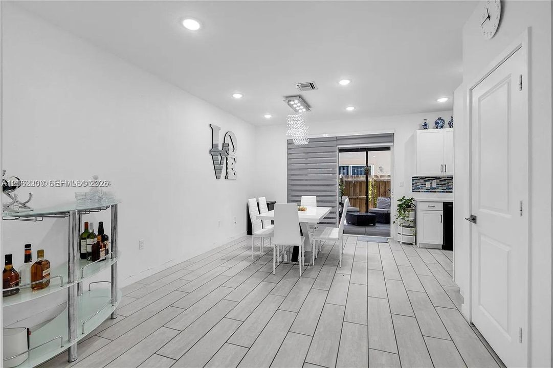 В аренду: $2,400 (3 спален, 2 ванн, 1302 Квадратных фут)