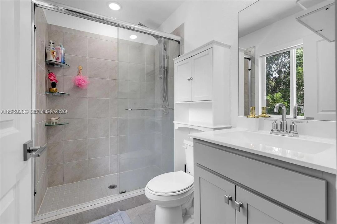 В аренду: $2,400 (3 спален, 2 ванн, 1302 Квадратных фут)
