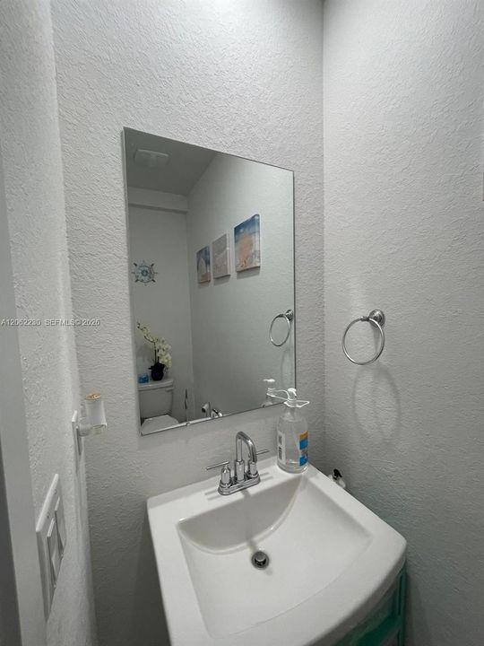 В аренду: $2,400 (3 спален, 2 ванн, 1302 Квадратных фут)