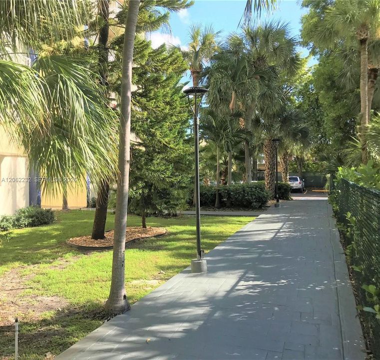 For Sale: $194,900 (1 beds, 1 baths, 598 Square Feet)