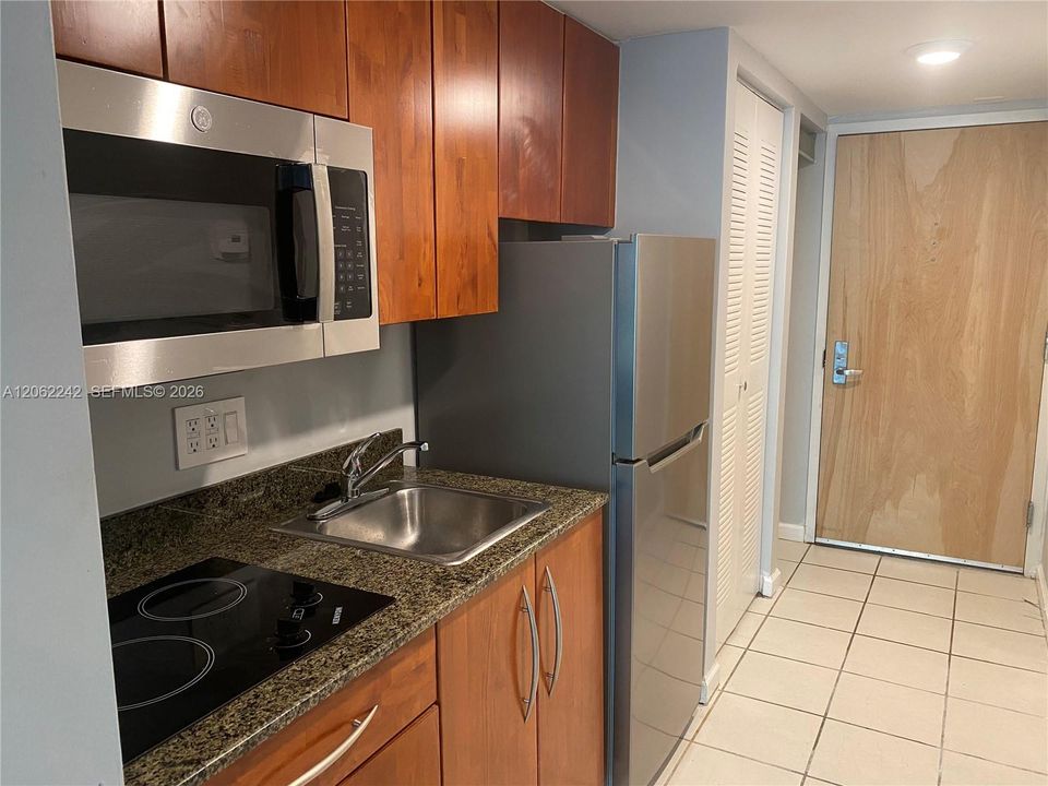 В аренду: $2,200 (0 спален, 1 ванн, 425 Квадратных фут)