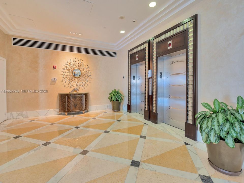 Lobby main elevator