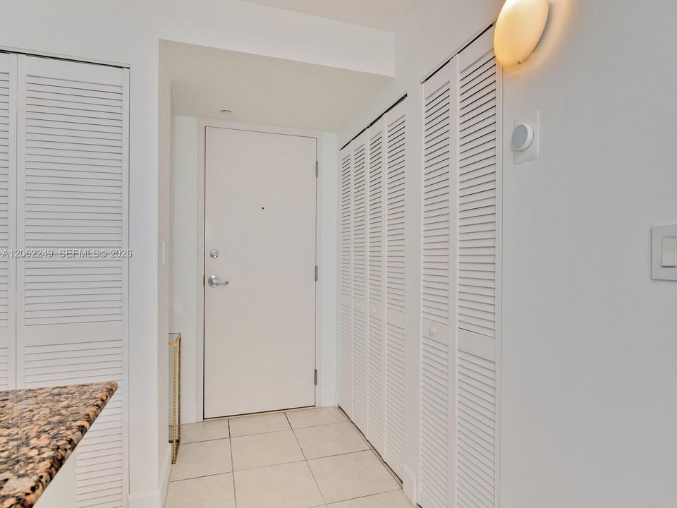 Unit entry way