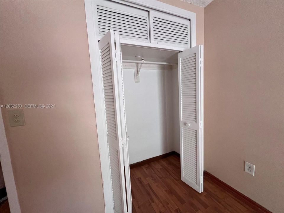 For Sale: $400,000 (4 beds, 2 baths, 1670 Square Feet)
